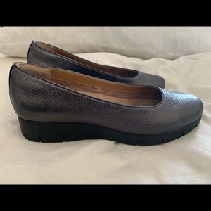 Clarks Size 10 Pewter Leather Flats
